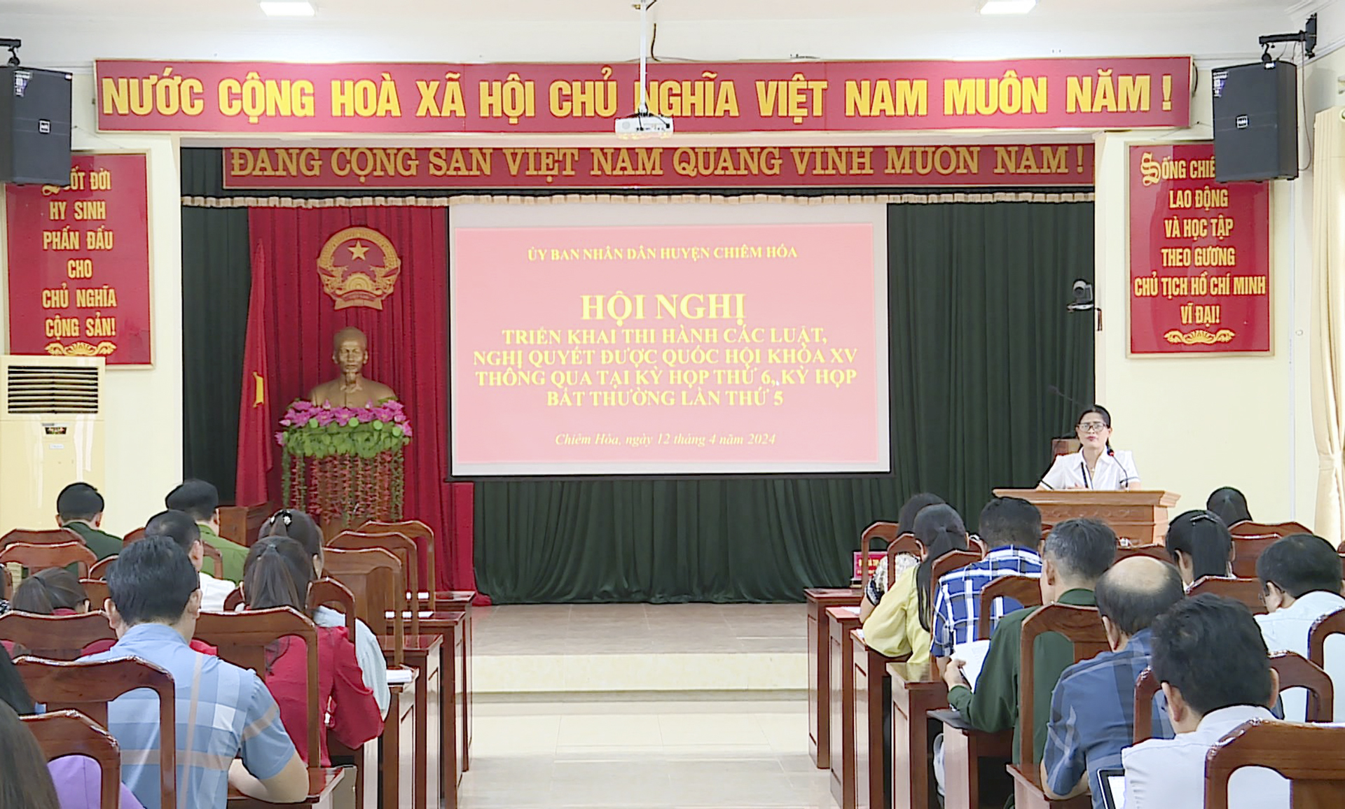 Ủy ban nhân dân huyện Chiêm Hóa tổ chức Hội nghị triển khai thi hành các Luật, Nghị quyết được Quốc hội khóa XV thông qua tại Kỳ họp thứ 5, Kỳ họp thứ 6, Kỳ họp bất thường lần thứ 5