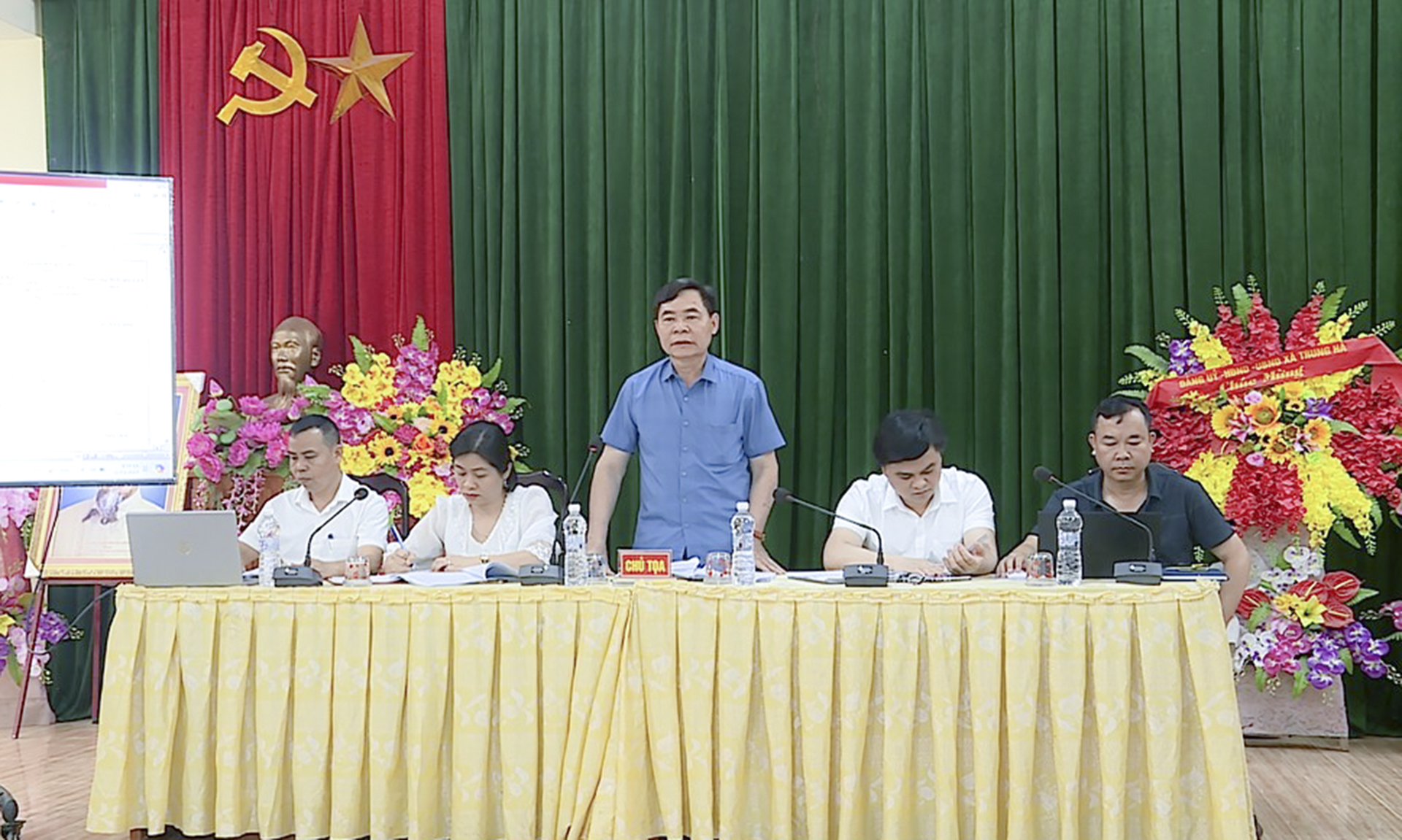Tổ công tác 806 huyện Chiêm Hóa làm việc tại xã Trung Hà