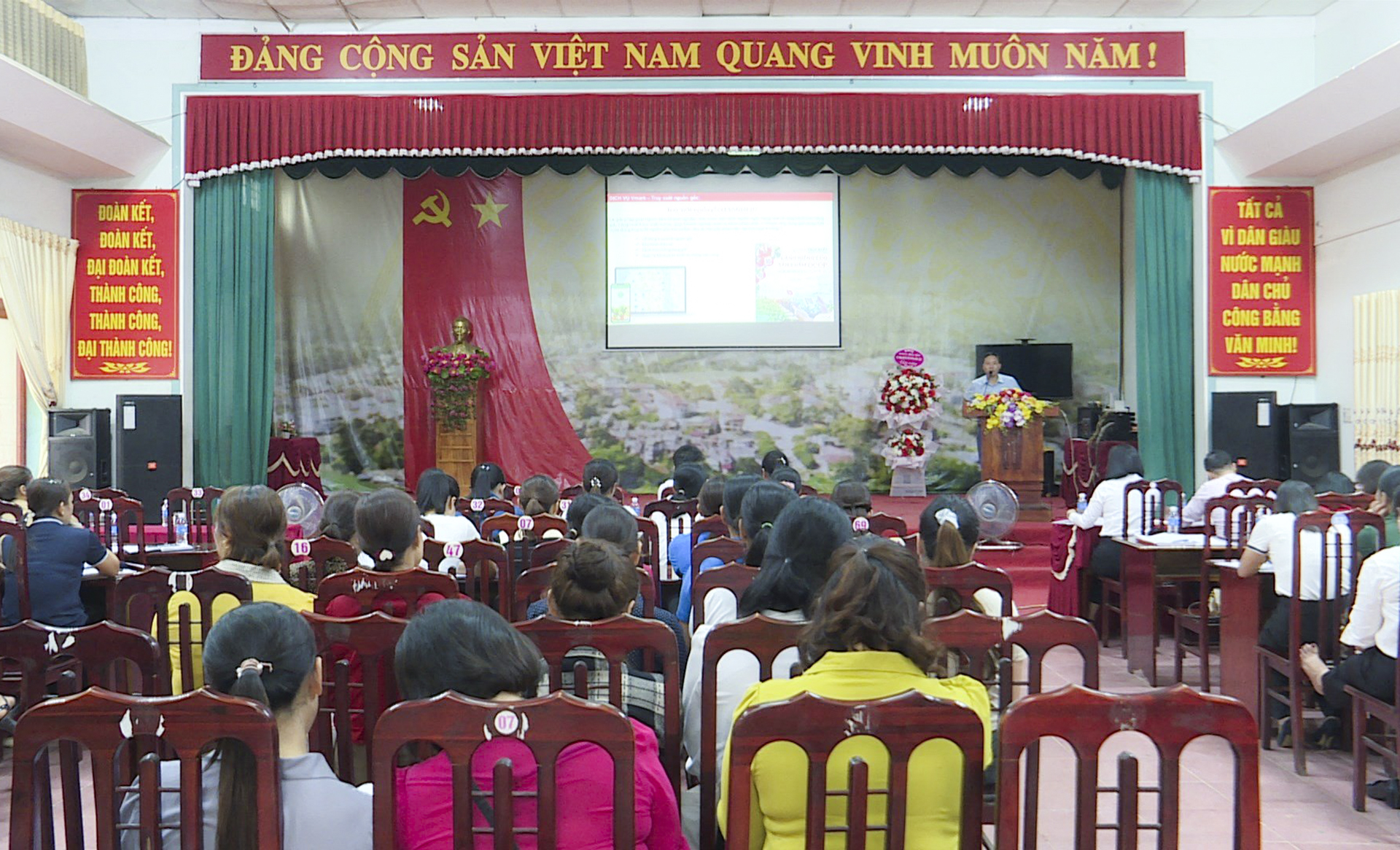 Hội LHPN huyện Chiêm Hoá  tổ chức tập huấn hỗ trợ ứng dụng khoa học công nghệ 4.0