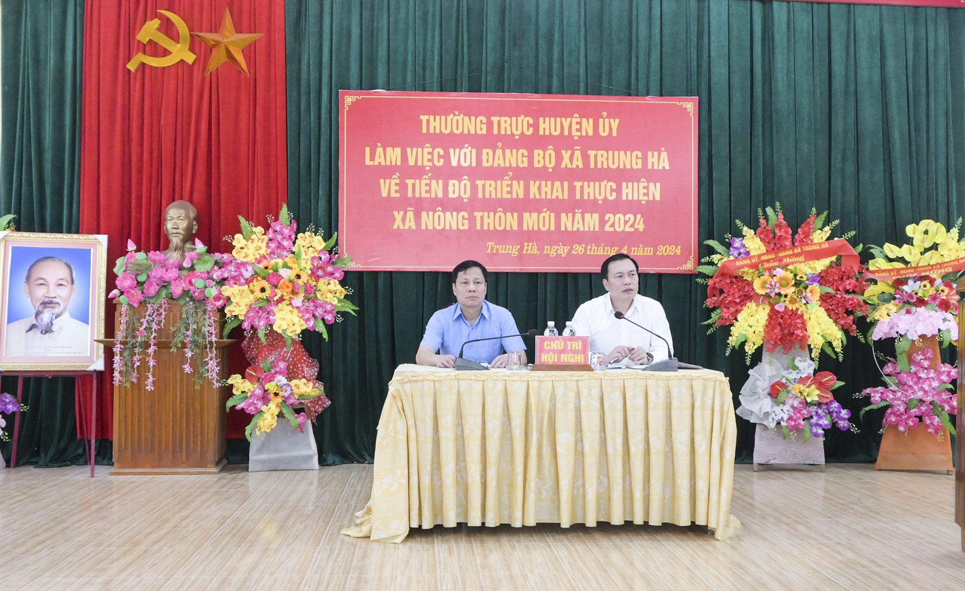 Thường trực Huyện ủy làm việc với Đảng ủy xã Trung Hà về tiến độ triển khai thực hiện Chương trình mục tiêu quốc gia xây dựng nông thôn mới năm 2024