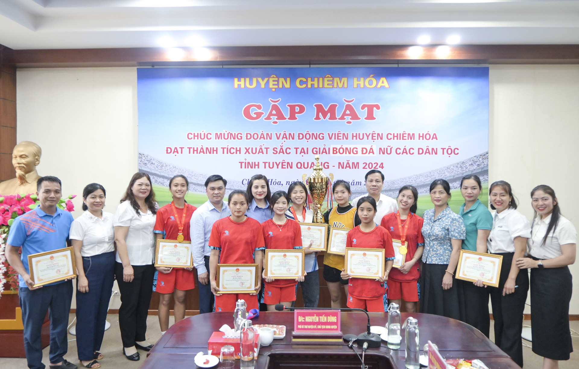 Huyện Chiêm Hóa gặp mặt biểu dương, khen thưởng đoàn vận động viên đạt thành tích xuất sắc tại Giải Bóng đá nữ các dân tộc tỉnh Tuyên Quang năm 2024