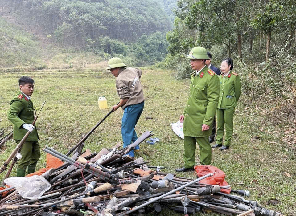 Công an huyện Chiêm Hoá tổ chức tiêu huỷ 182 vũ khí, công cụ hỗ trợ
