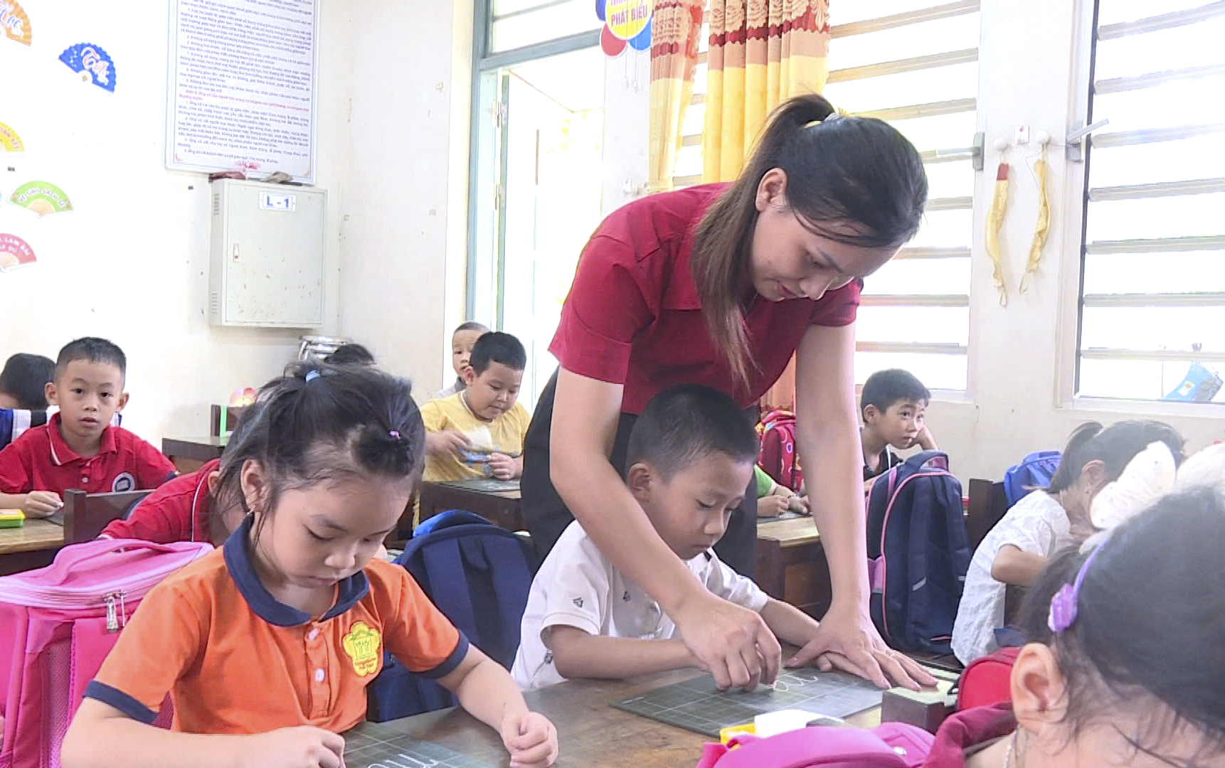 Học sinh lớp 1, lớp 9, lớp 12 trên địa bàn xã Chiêm Hóa tập trung vào năm học mới 2025-2026