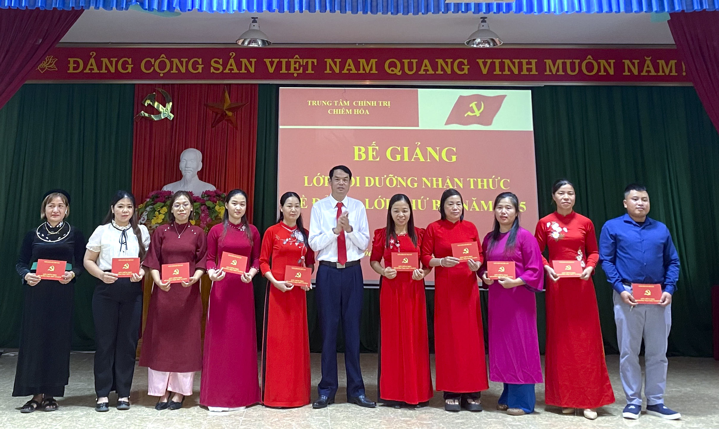 Trung tâm Chính trị Chiêm Hoá tổ chức Bế giảng lớp Bồi dưỡng nhận thức về Đảng - lớp thứ ba, năm 2025