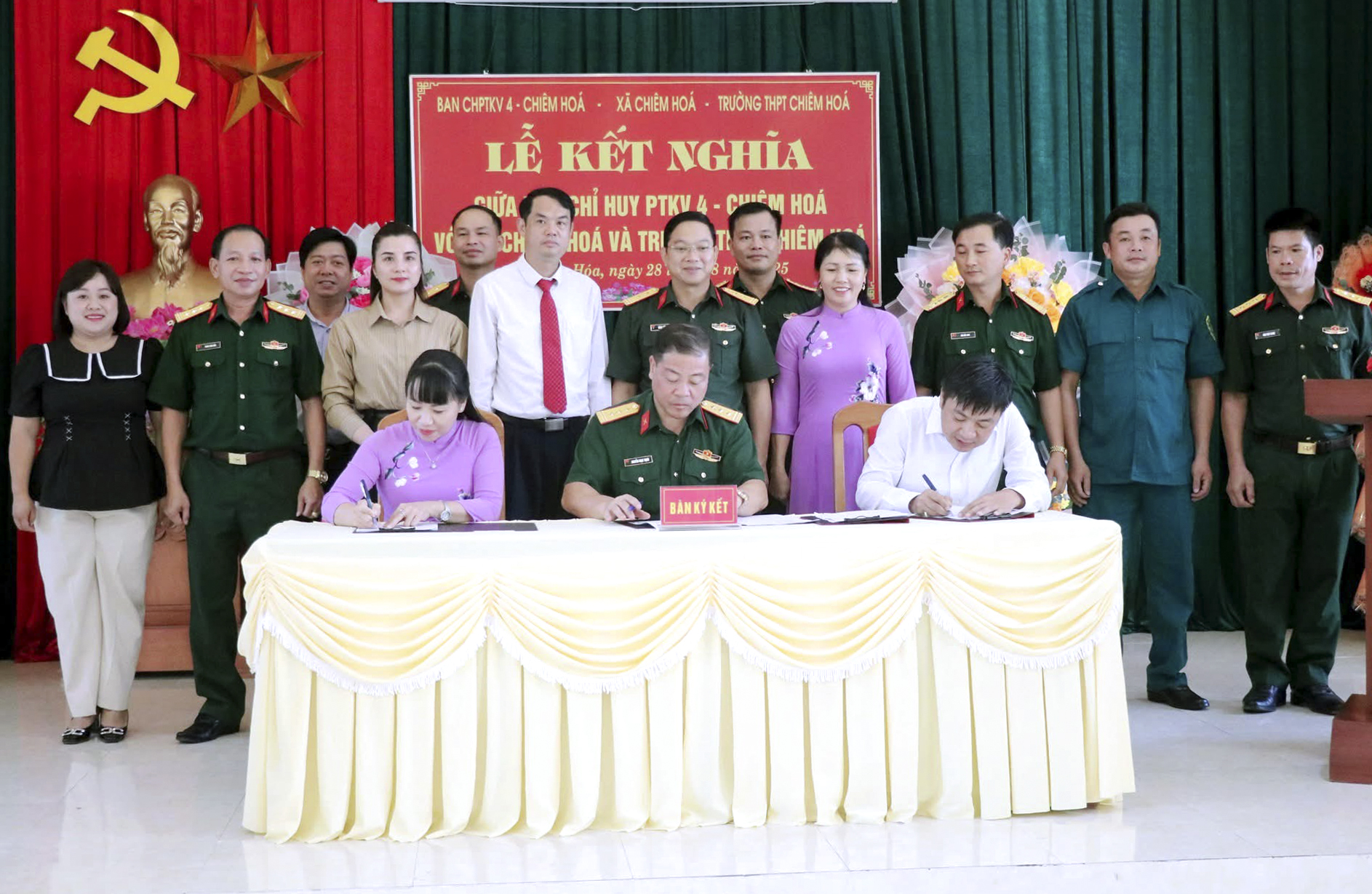 Lễ Kết nghĩa giữa Ban Chỉ huy Phòng thủ Khu vực 4 – Chiêm Hóa với xã Chiêm Hóa và trường THPT Chiêm Hóa