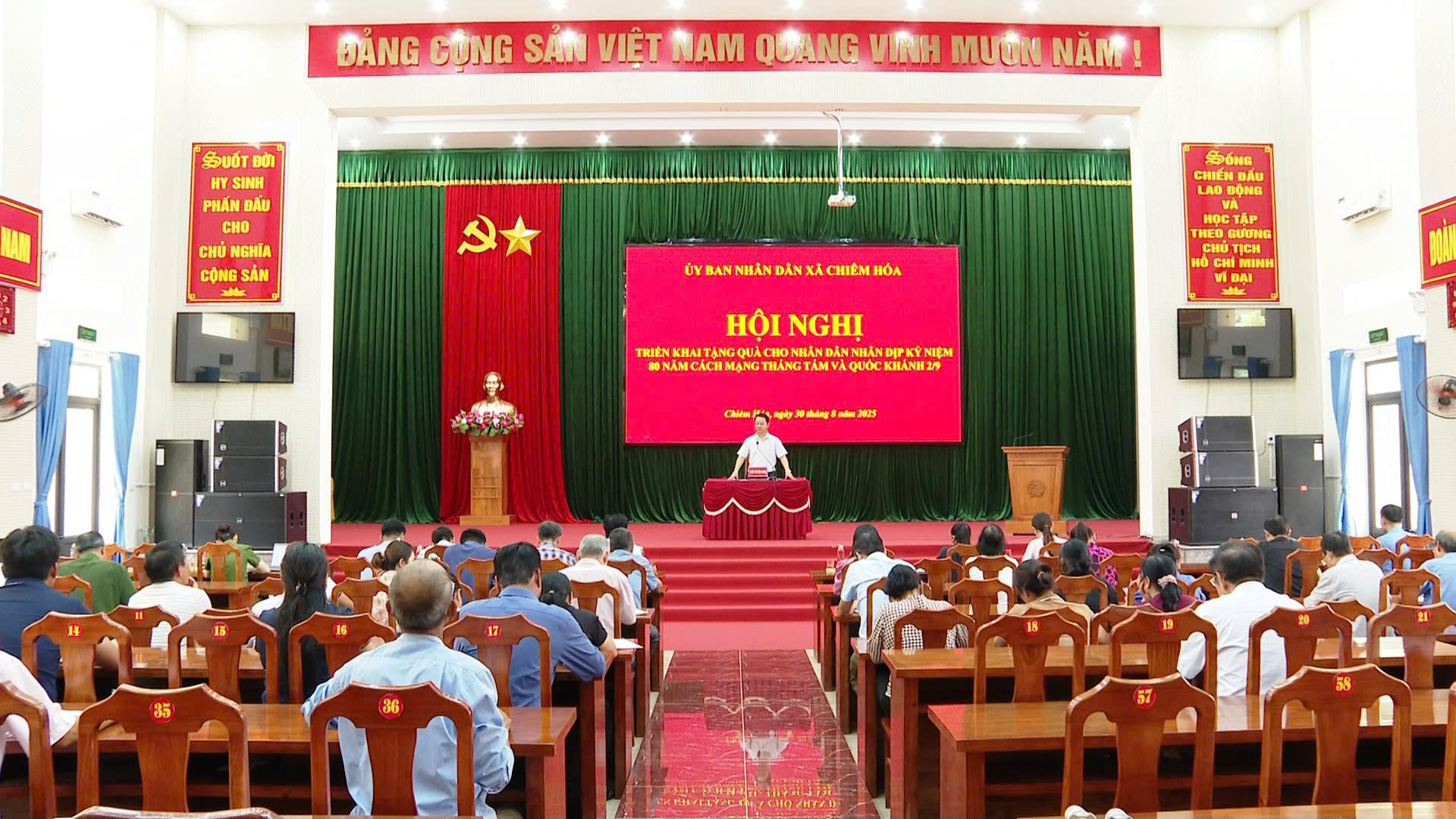 Chiêm Hóa tổ chức hội nghị triển khai tặng quà cho nhân dân nhân dịp kỷ niệm 80 năm cách mạng tháng Tám và Quốc khánh 2/9