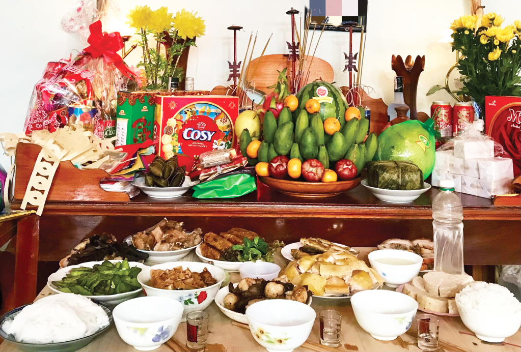 Mâm cơm gia đình ngày xuân mới  Ấm áp hương vị Tết sum họp