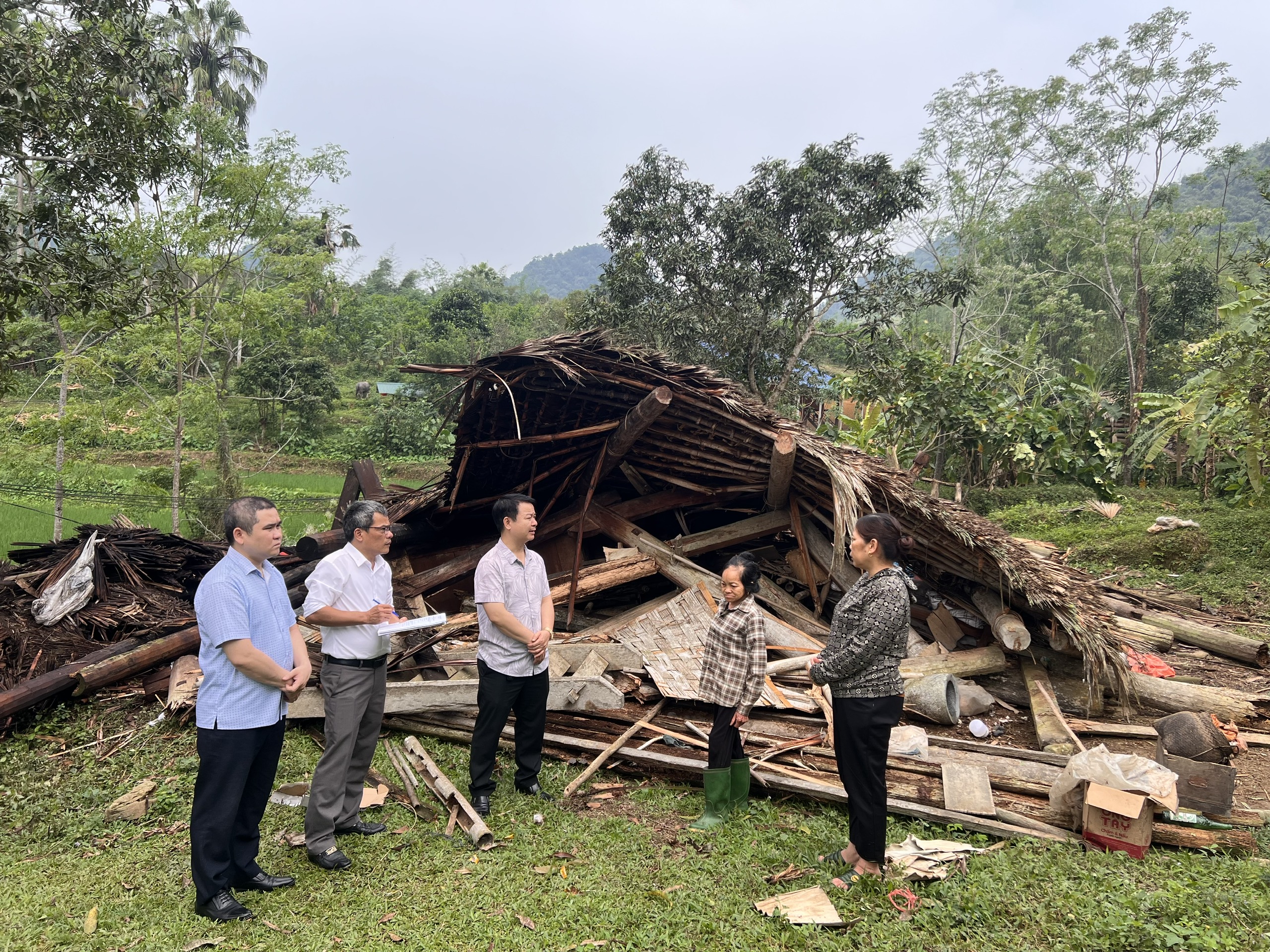 Lãnh đạo Ủy ban nhân dân xã Chiêm Hóa kiểm tra, thăm hỏi các hộ gia đình  bị ảnh hưởng do mưa lớn, gió giật mạnh trên địa bàn xã