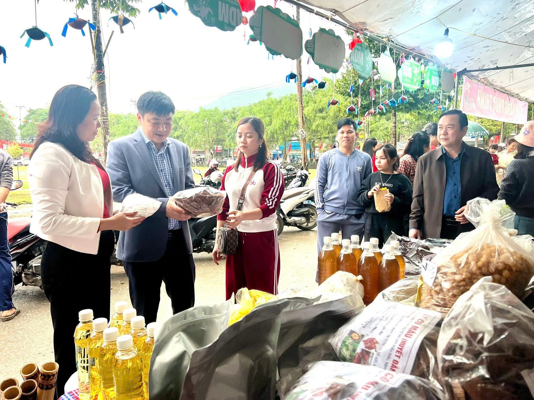 Đi chợ quê “mua” văn hóa