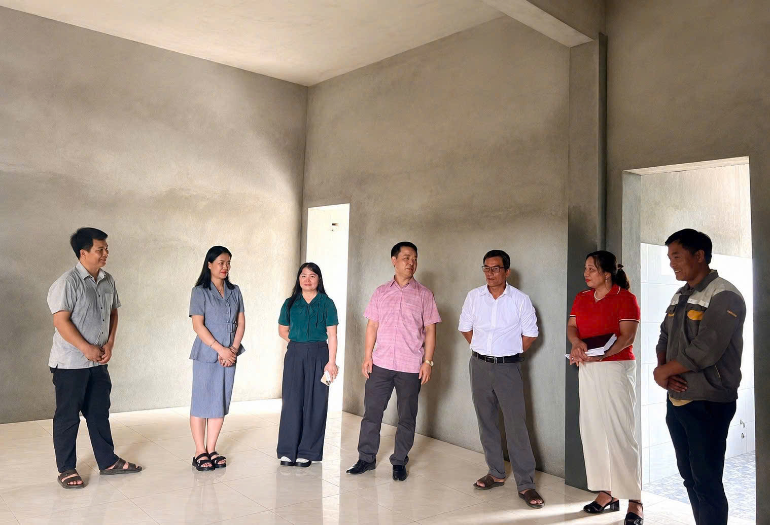Đồng chí Vũ Đình Tân, Phó Chủ tịch Ủy ban Nhân dân xã Chiêm Hóa  kiểm tra thực tế tiến độ thi công các công trình xây dựng trên địa bàn xã