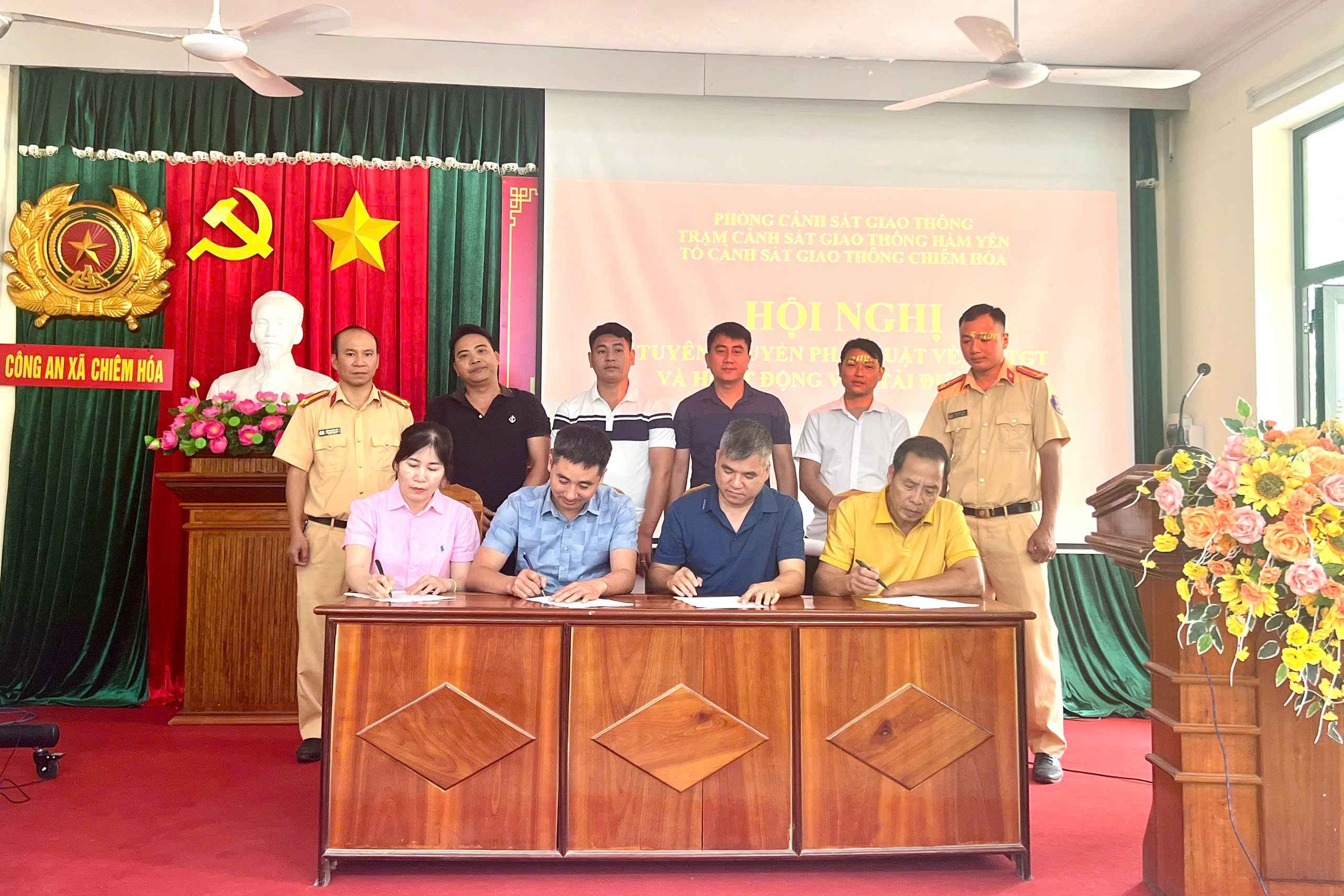 Tổ Cảnh sát giao thông Chiêm Hóa, Phòng Cánh sát giao thông - Công an tỉnh Tuyên Quang tổ chức Hội nghị  Tuyên truyền pháp luật về TTATGT và hoạt động vận hành đường bộ