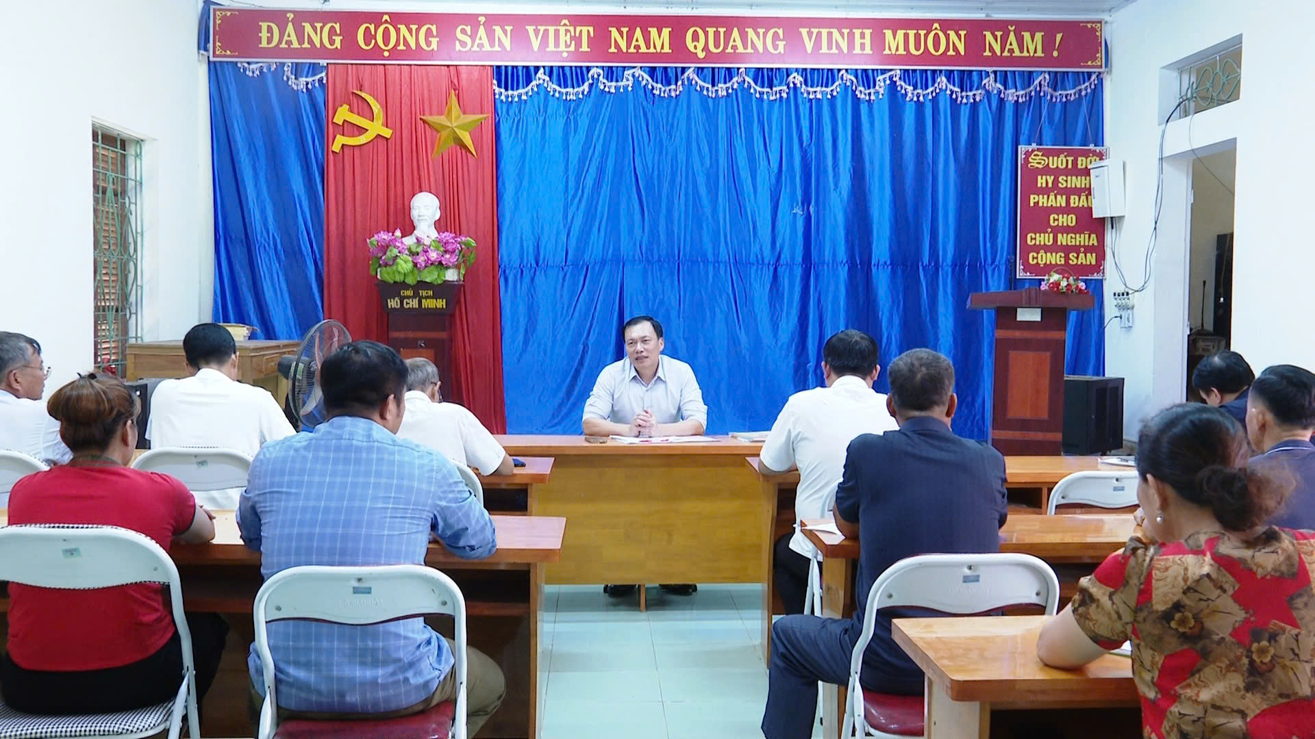 Đồng chí Bí thư Đảng ủy xã Chiêm Hóa Vũ Quang Thắng  đi kiểm tra thực tế công tác sắp xếp thôn và bố trí, sử dụng, thực hiện chế độ, chính sách đối với người hoạt động không chuyên trách cấp xã, ở thôn trên địa bàn xã